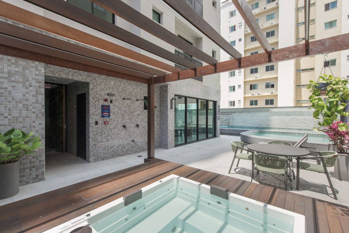  - Apartamento Novo, Pronto próximo ao McDonalds com 3 suítes e apenas 2 unidades por andar na Meia Praia - Itapema/SC.