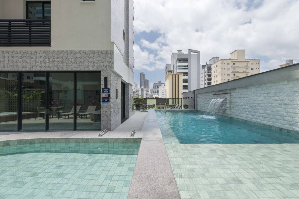  - Apartamento Novo, Pronto próximo ao McDonalds com 3 suítes e apenas 2 unidades por andar na Meia Praia - Itapema/SC.